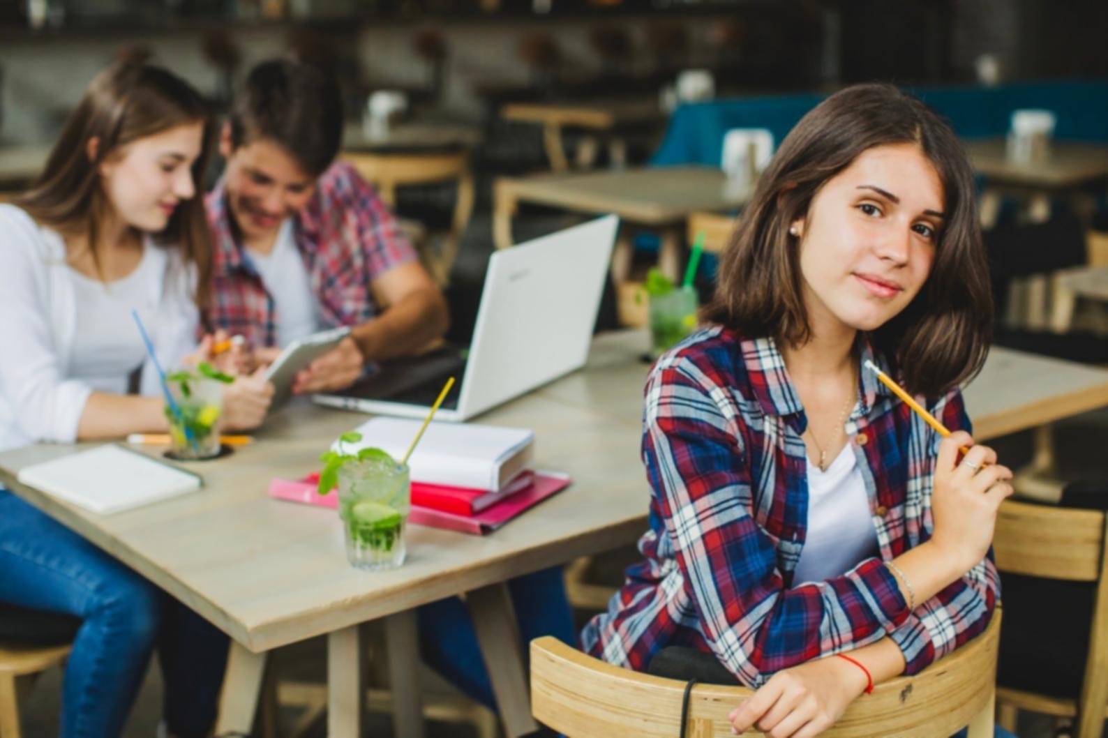 Estudiante analizando diferentes métodos de aprendizaje financiero
